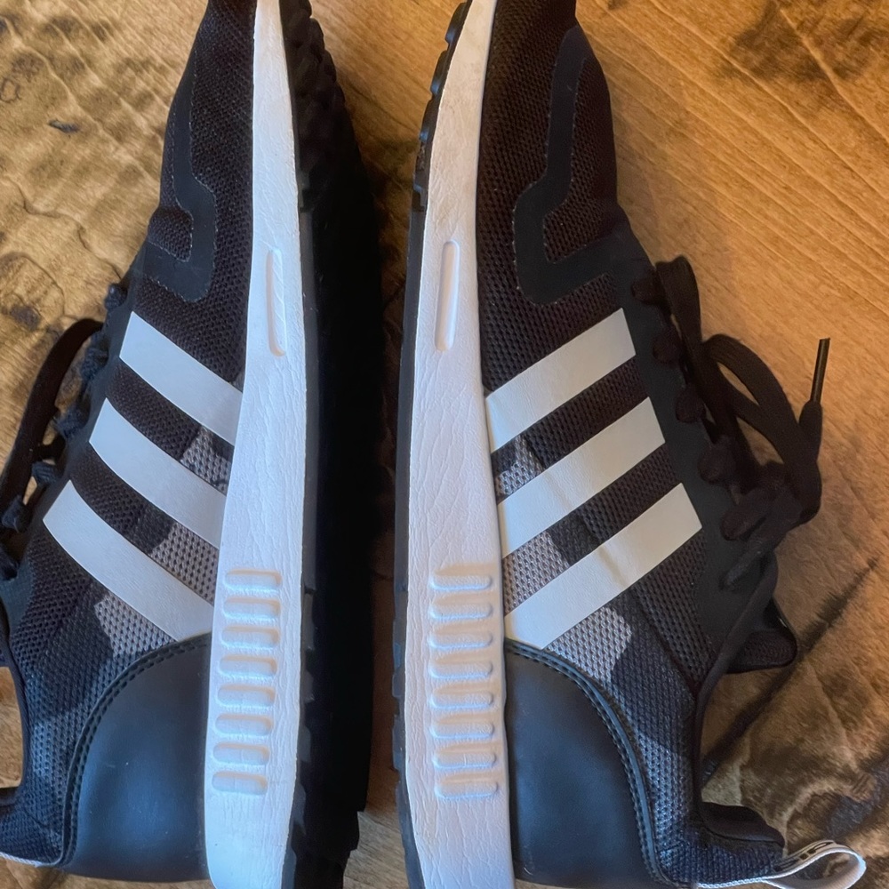Mens adidas sneakers, Size 9